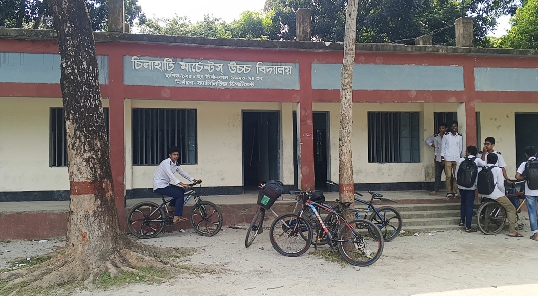 চিলাহাটি মার্চেন্টস উচ্চ বিদ্যালয়ে ক্লাস চলাকালে ফ্যান ছিঁড়ে শিক্ষার্থী আহত
